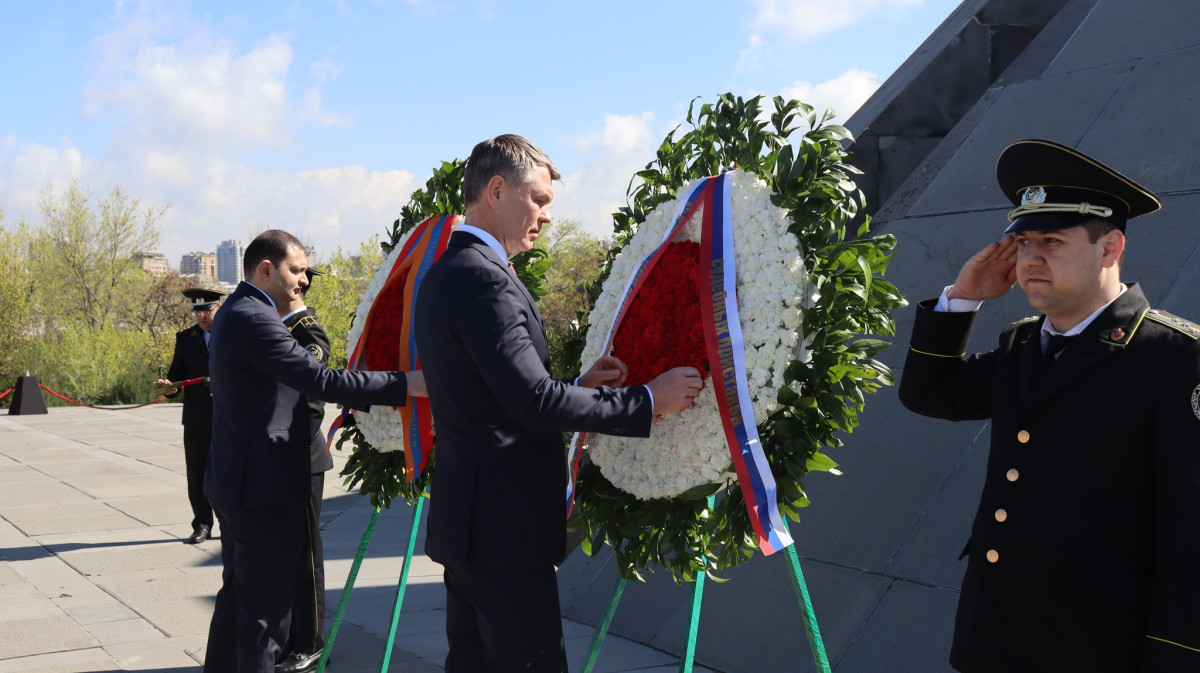 Dmitri Aristovun rəhbərlik etdiyi nümayəndə heyəti Erməni Soyqırımı Memorial Kompleksini ziyarət etdi