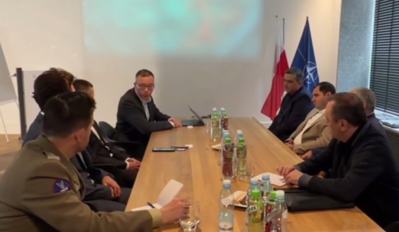 Suren Papikyan Varşavada Polşa hərbi-sənaye şirkətlərindən birini ziyarət etdi