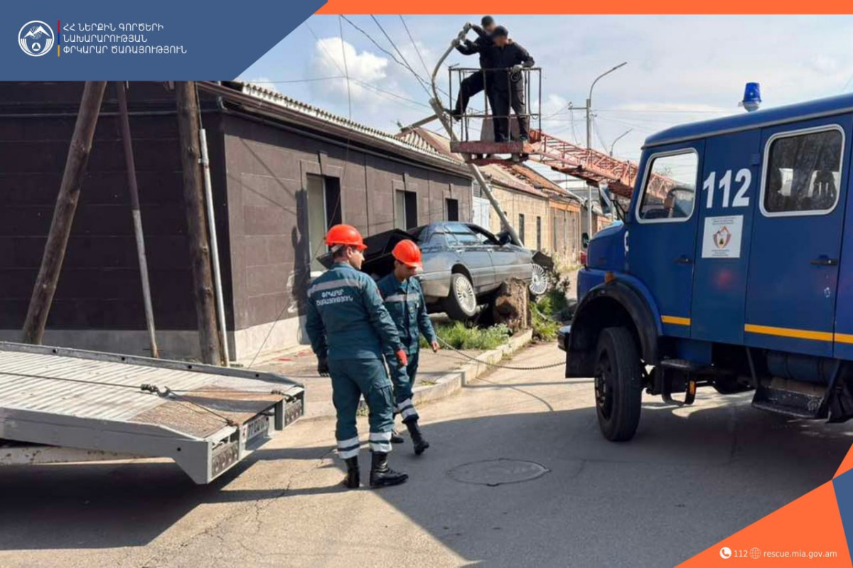 Գյումրիում մեքենան դուրս է եկել երթևեկելի գոտուց, բախվել էլեկտրասյանը և հայտնվել մայթեզրին