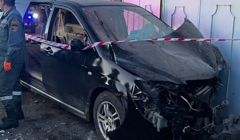 Mazda մակնիշի ավտոմեքենան բախվել է մոտակա խանութի պատին և կայանած Mercedes-Benz-ին․ ՆԳՆ