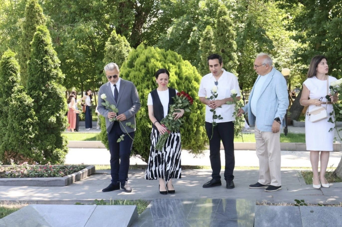 Այսօր մեծանուն կոմպոզիտոր Արամ Խաչատրյանի ծննդյան օրն է. ԿԳՄՍ նախարարը ծաղիկներ է խոնարհել նրա շիրիմին