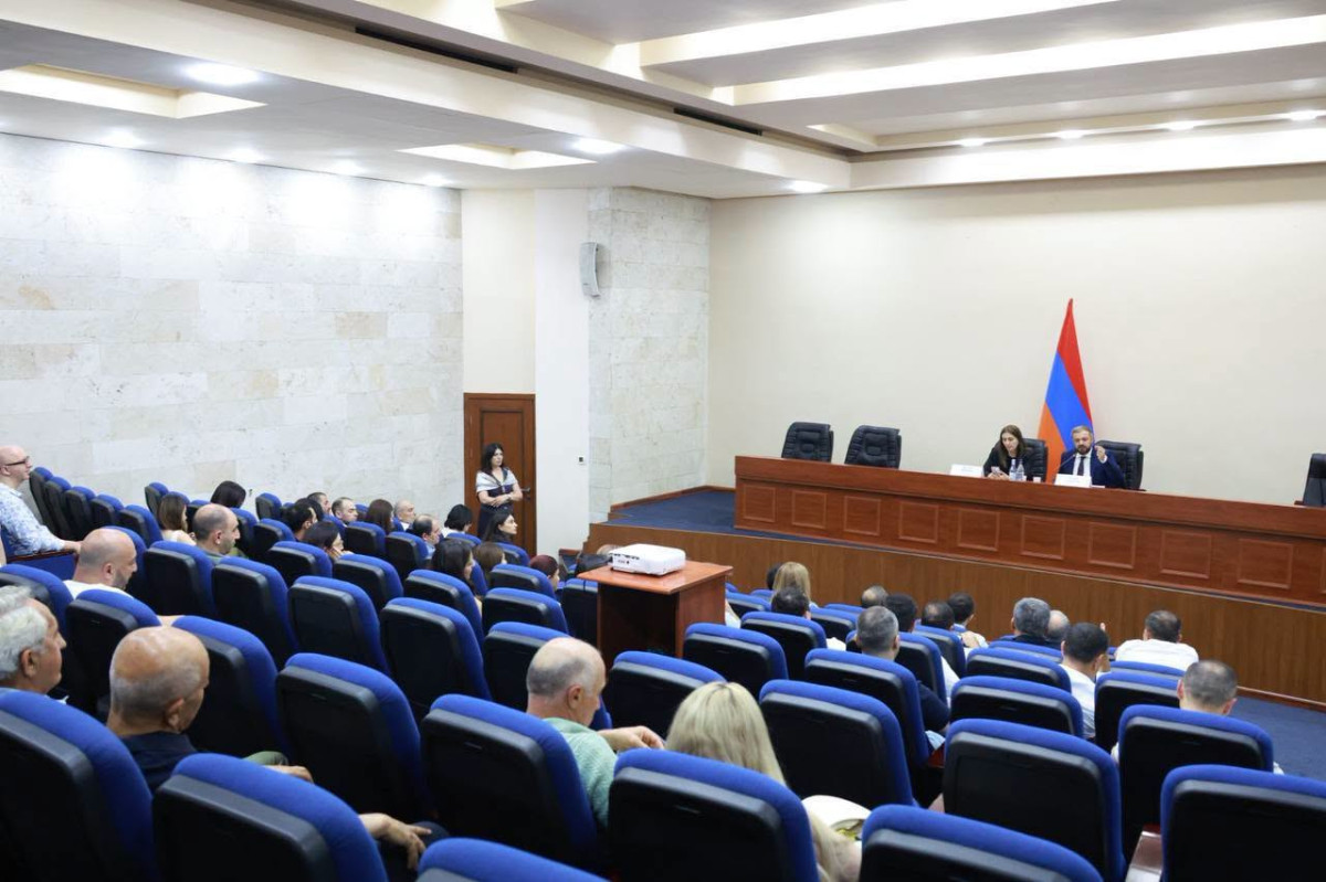 Պապոյանն արտահանում իրականացնող գործարարների հետ քննարկել է միջազգային շուկաներում հայկական արտադրանքի ներկայության ընդլայնմանը վերաբերող հարցեր