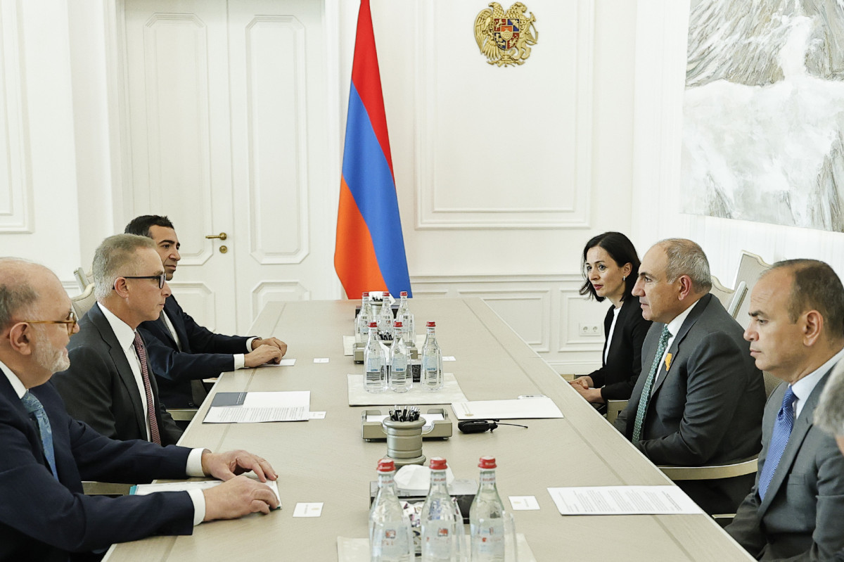 Prime Minister discussed issues related to construction of new educational complex in Vardenis with President of AMAA Charitable NGO