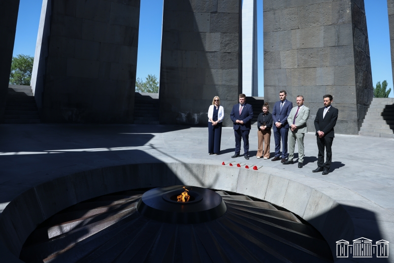Almaniya Bundestaqının üzvü Yohannes Volkmanın rəhbərlik etdiyi nümayəndə heyəti Tsitsernakaberd Xatirə Kompleksini ziyarət edib