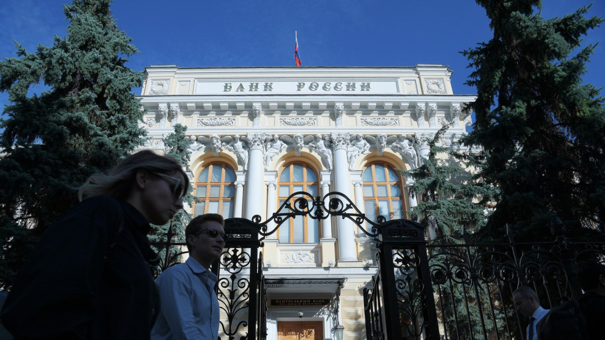 War threatens Russian banking crisis, Reuters