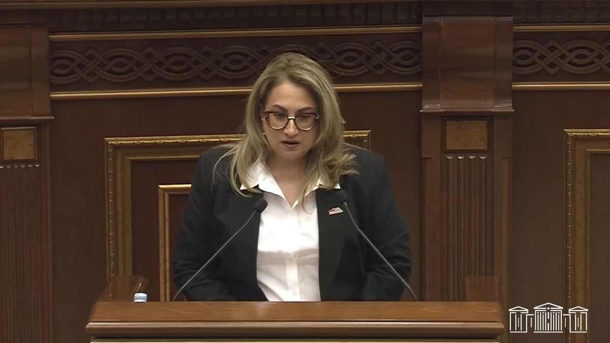 «Ուժեղ Հայաստան» խմբակցության պատգամավոր Հասմիկ Ենգոյանն ընդունեց իր պատգամավորական երդումը