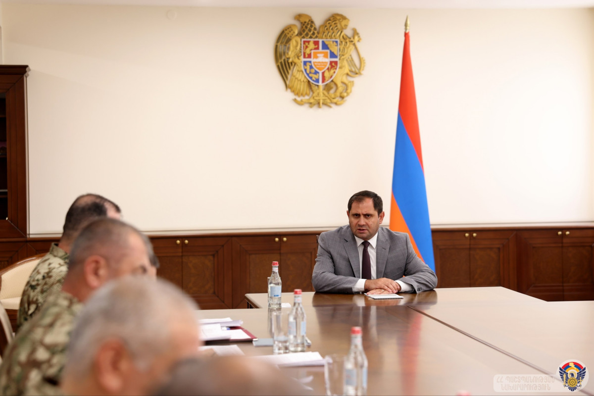 Պապիկյանը խորհրդակցություն է անցկացրել ԶՈՒ-ում սպայական, ենթասպայական և սերժանտական կազմերի համալրման հարցով