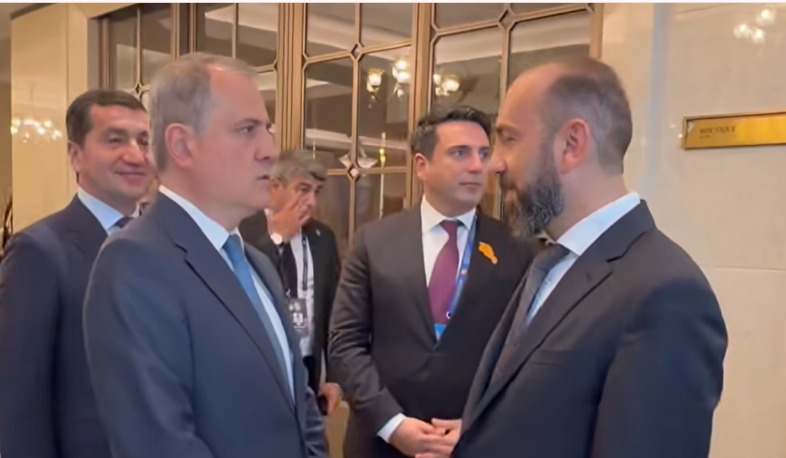 Ararat Mirzoyan Bişkekdə Ceyhun Bayramovla qısa söhbət edib