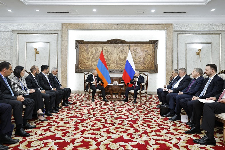 Putin və Paşinyan Moskvada sakit dialoq aparmaq barədə razılığa gəliblər