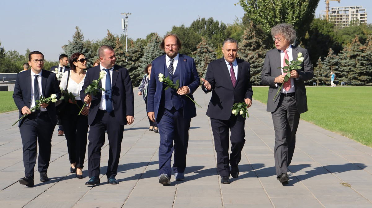 Գերմանիայի Բունդեսթագի ԵՄ հարցերով հանձնաժողովի նախագահն այցելել է Հայոց ցեղասպանության հուշահամալիր