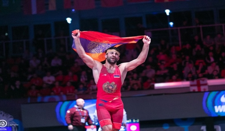 Fans welcome U-23 wrestling world champion at Zvartnots Airport