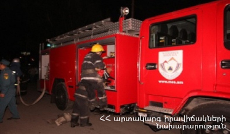 Ուշ երեկոյան ԱԻՆ-ը ահազանգ է ստացել, որ Մաշտոցի պողոտայում մեքենա է այրվում