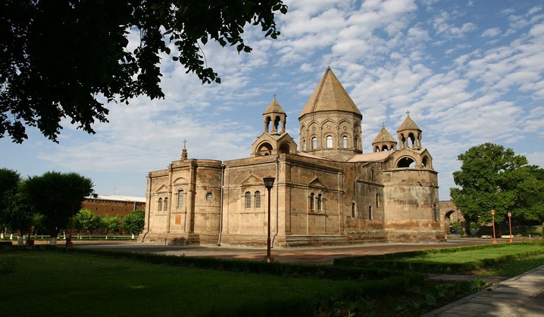 Բարերարներ Հայկ և Էլզա Տիտիզյանները Մայր Աթոռին են փոխանցել 100 հազար դոլարի նվիրատվություն