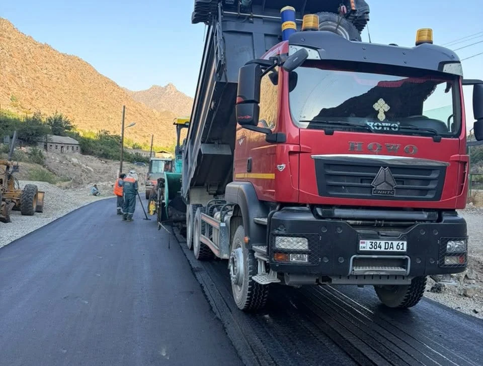 Նռնաձոր տանող ճանապարհի կառուցման շրջանակում տեղադրվում է ասֆալտբետոնե ծածկ