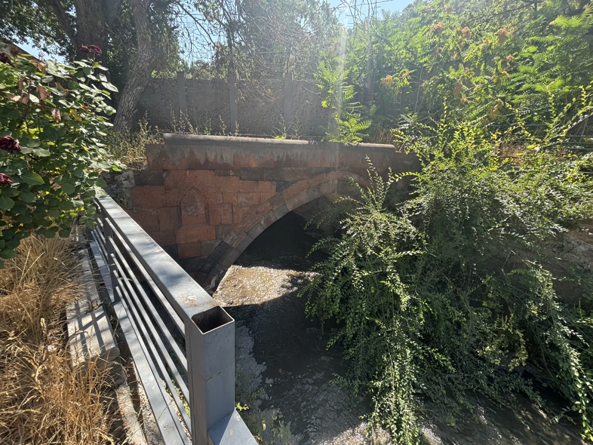 Նորքի (Գետառի) պատմական կամրջի շուրջ կառուցված ինքնակամ պարիսպները ապամոնտաժվել են