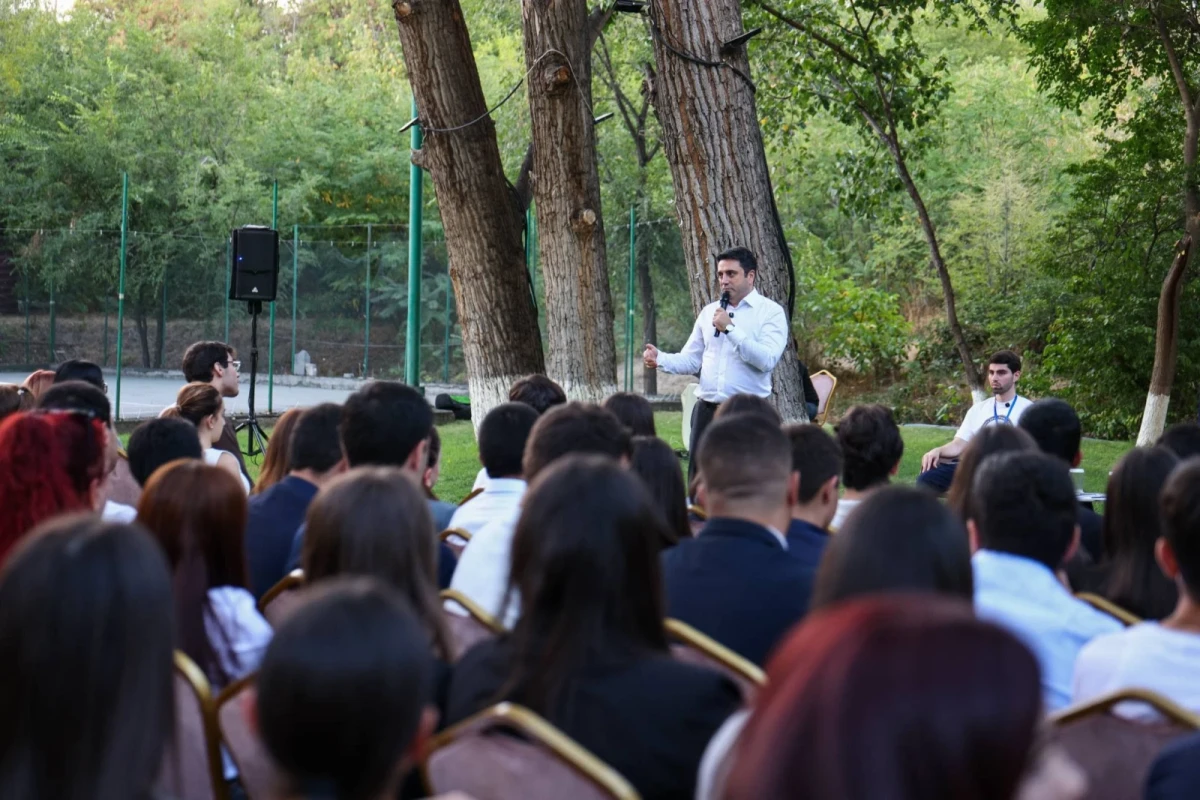 Ալեն Սիմոնյանը հանդիպել է երիտասարդների հետ