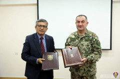 Edvard Asryan və Hindistan müdafiə naziri iki ölkənin Silahlı Qüvvələrinin Baş Qərargahları arasında yeni əməkdaşlıq formatını müəyyən edən sənəd mübadiləsi aparıblar