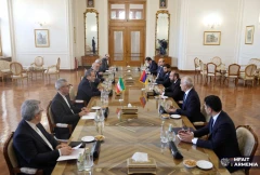 Ararat Mirzoyan və Abbas Əraqçinin geniş tərkibdə görüşü davam edir