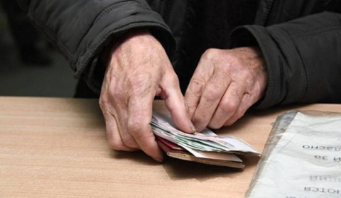 Government to refund utility fees for single pensioners living in social housing estate