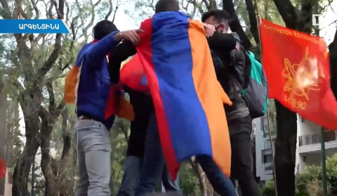«Հաղթելու ենք». Արցախին ու սահմանը պահող զինվորին քաջալերող ակցիա Բուենոս Այրեսում