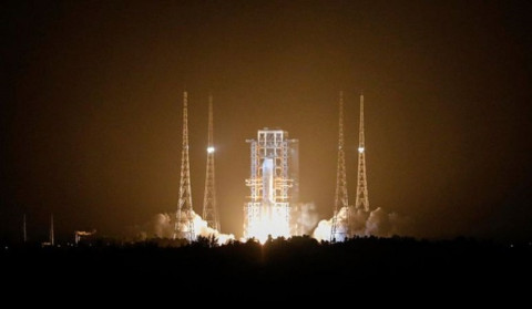 Китай отправил на Луну зонд "Чанъэ-5". Он должен доставить на Землю образцы грунта