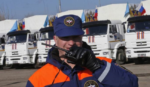 Сотрудники МЧС РФ в Карабахе эвакуировали беженцев, попавших в снежный занос