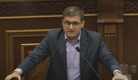 The opposition has never directed the people to a government residence before. "For the Republic" party