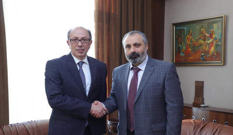 Արա Այվազյանը հանդիպում է Արցախի ԱԳ նախարար Դավիթ Բաբայանի հետ