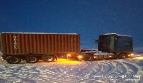 Մ-2 ավտոճանապարհի Երևան-Մեղրի հատվածում արգելափակումից դուրս են բերվել մարդատար և բեռնատար ավտոմեքենաներ. երթևեկությունը միակողմանի վերականգնվել է