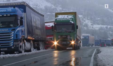 Erməni yük maşınları hava şəraitinə görə Gürcüstan sərhədində qalıb