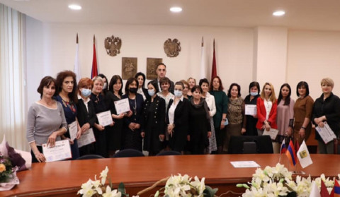 Վերապատրաստման դասընթացի մասնակից ռուսաց լեզվի ուսուցիչները վկայականներ են ստացել