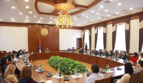 Արայիկ Հարությունյանը հանդիպել է ԱՀ ԱԳՆ աշխատակազմի հետ