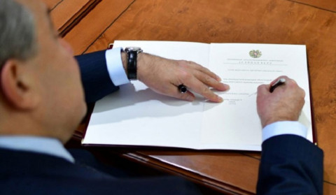Նախագահը մի շարք օրենքներ է ստորագրել