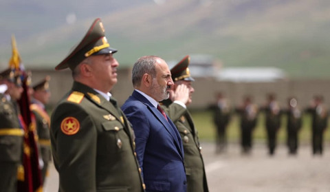Մեր պարտքը մեր նահատակների առաջ ուժեղ, արդար, օրինական, հպարտ և երջանիկ երկիր կառուցելն է. Նիկոլ Փաշինյանն այցելել է զորամաս