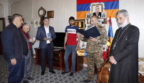 Գնել Սանոսյանը «Մարտական ծառայության» մեդալներ է հանձնել Արցախյան պատերազմում զոհված զինծառայողների ծնողներին