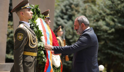 Никол Пашинян посетил военный пантеон "Ераблур"