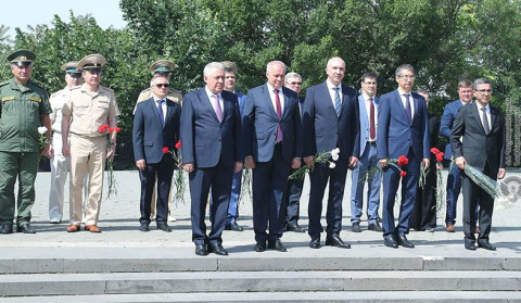Վաղարշակ Հարությունյանը հարգանքի տուրք է մատուցել Մեծ հայրենականում զոհված մարտիկների հիշատակին