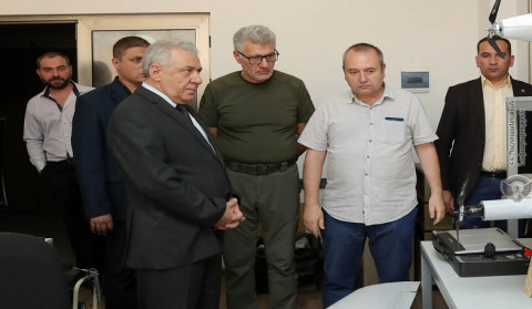Vağarşak Harutyunyan hərbi sənaye şirkətlərini ziyarət edib