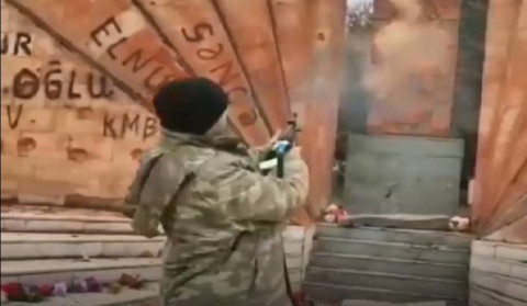 Azərbaycanlı əsgər Hadrut abidəsinin xaçdaşına atəş açıb