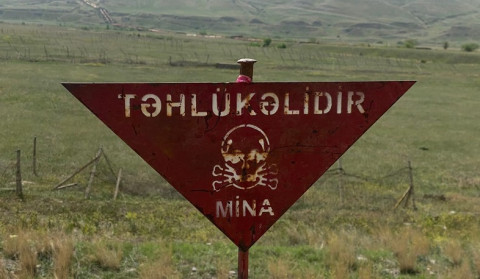 Varandada iki nəfər minaya düşüb