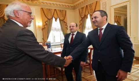 Arthur Davtyan Kristos Yakumopulos ilə Artsax müharibəsinin humanitar nəticələrini müzakirə etdi