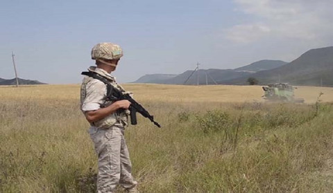 Rus sülhməramlıları Martakert rayonunda buğda biçən sakinlərin təhlükəsizliyini təmin edirlər