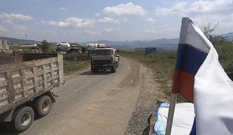 Российские миротворцы обеспечили безопасность передвижения гражданского транспорта по горным дорогам в Арцахе