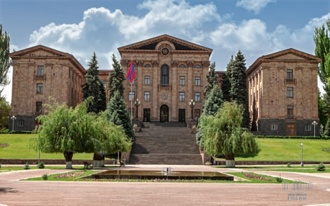 ԱԺ-ում մեկնարկել է խորհրդարանական խմբակցությունների և ԶՈՒ ԳՇ պետի տեղակալի փակ հանդիպումը