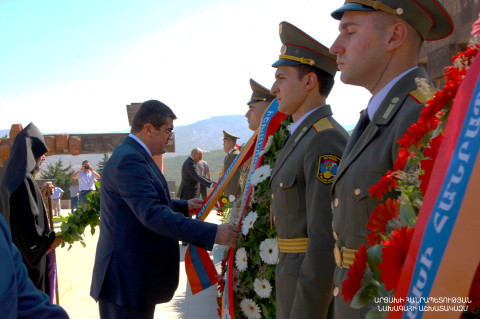 Arayik Harutyunyan visited Stepanakert city memorial on the occasion of Artsakh Republic Day
