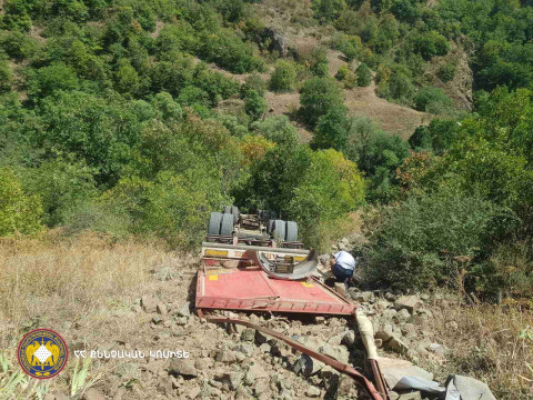 Բեռնատարը կողաշրջվել և ընկել է ձորը. վարորդը մահացել է