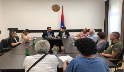 Artsax Ombudsmanı məcburi köçkün artsaxlıların yaratdığı QHT-lərin nümayəndələri ilə görüşdü