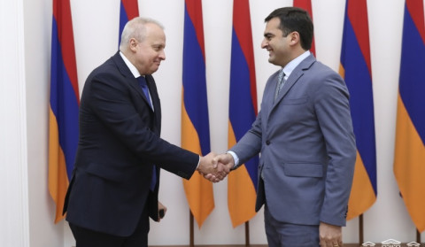 Azərbaycan hərbi əsirləri və digər saxlanılan şəxsləri dərhal geri qaytarmalıdır: Hakob Arşakyan Sergey Kopirkini qəbul edib
