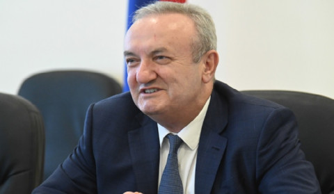 Վստահ եղեք, որ պետությունը ձեր կողքին է, ձեր աջակիցն է. Վահրամ Դումանյանը՝ Ուսուցչի տոնի առթիվ