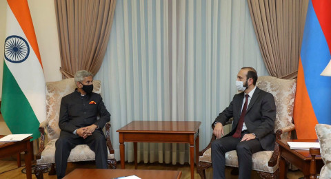 Private conversation of foreign ministers of Armenia and India kicked off